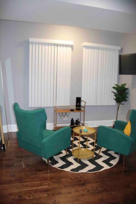 Upscale Apartment Westside Of Chicago Bagian luar foto