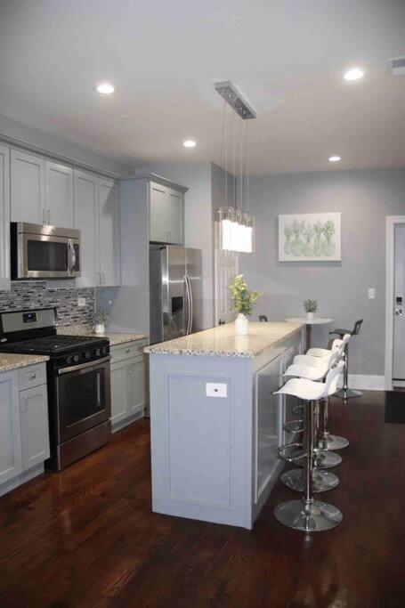 Upscale Apartment Westside Of Chicago Bagian luar foto