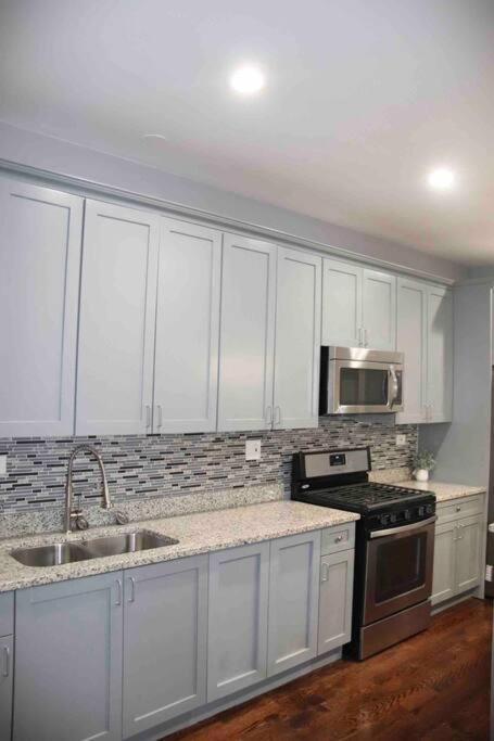 Upscale Apartment Westside Of Chicago Bagian luar foto