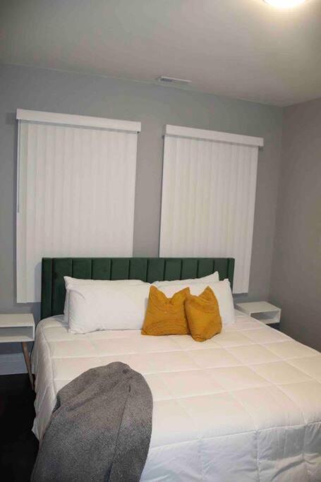 Upscale Apartment Westside Of Chicago Bagian luar foto