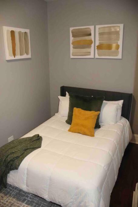 Upscale Apartment Westside Of Chicago Bagian luar foto