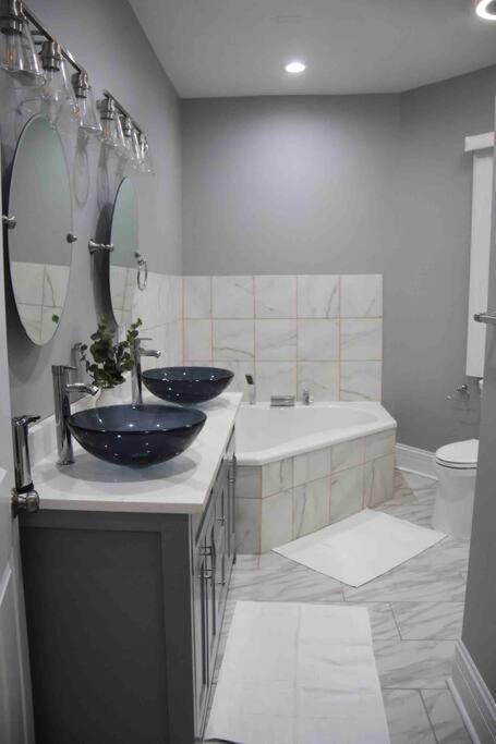 Upscale Apartment Westside Of Chicago Bagian luar foto