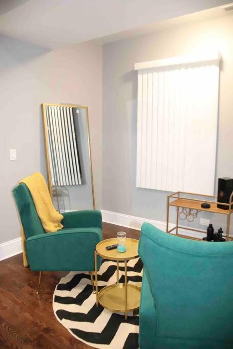 Upscale Apartment Westside Of Chicago Bagian luar foto